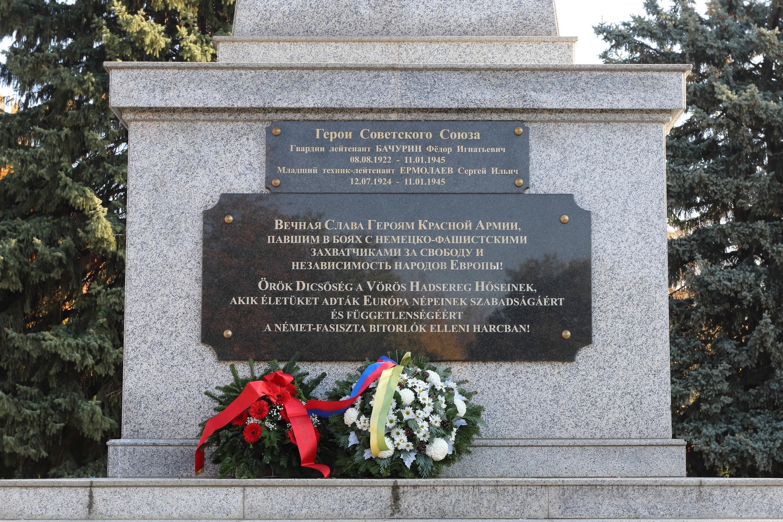 Koszorúelhelyezések és csendes főhajtás a katonahősök tiszteletére Székesfehérváron